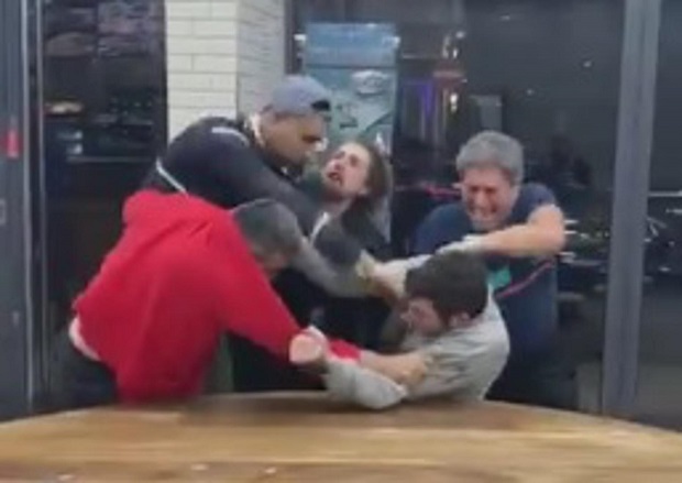 Сендвич је њему светиња: Избила општа туча у ресторану, али сви гледају у једног човека (ВИДЕО) 